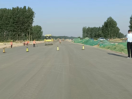 新鄉黃河大道東延道路水穩基層攤鋪