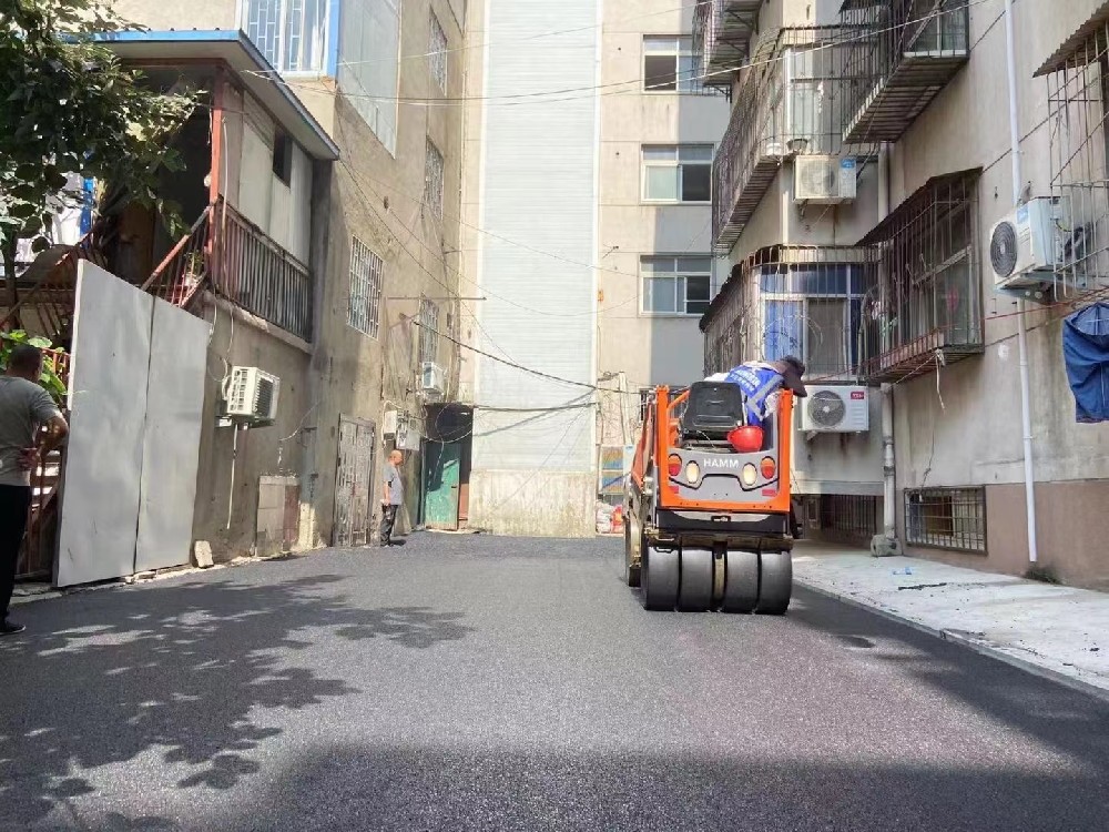 鄭州老舊小區翻新路面過程