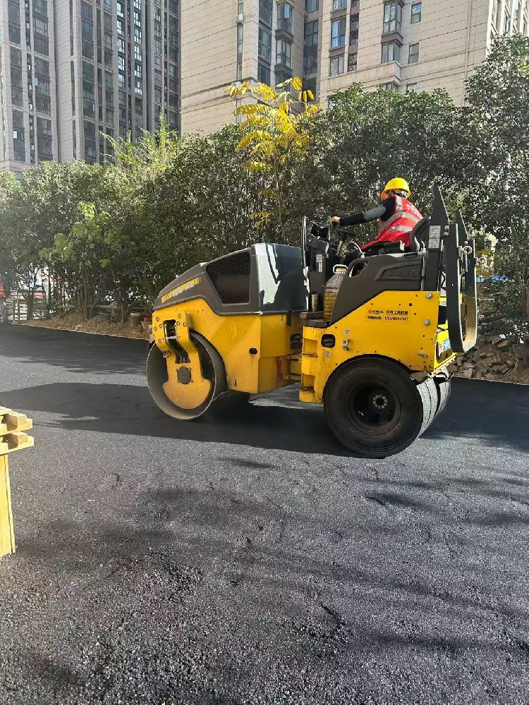 鄭州瀝青路面施工廠家科技賦能，創(chuàng)新驅(qū)動(dòng)發(fā)展