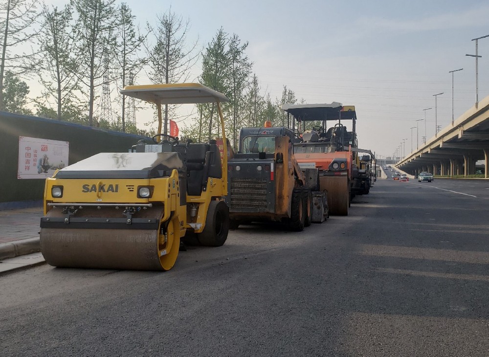 為什么現(xiàn)在有很多道路都采用瀝青路面？